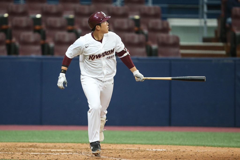 In this photo provided by the Kiwoom Heroes, Jang Young-suk of the Heroes watches the flight of his solo home run off Kim Dae-hyun of the LG Twins in the bottom of the seventh inning of a Korea Baseball Organization preseason game at Gocheok Sky Dome in Seoul on March 13, 2019. (Yonhap)