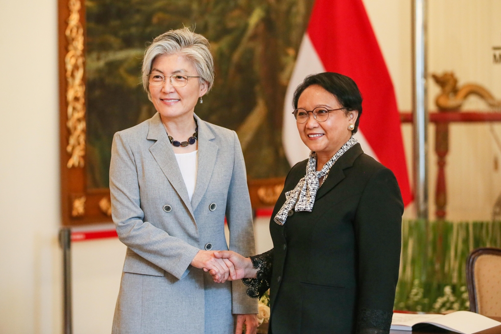 South Korean Foreign Minister Kang Kyung-wha (L) shakes hands with her Indonesian counterpart, Retno Marsudi, in Jakarta on April 8, 2019, in this photo provided by Kang's ministry. (Yonhap)