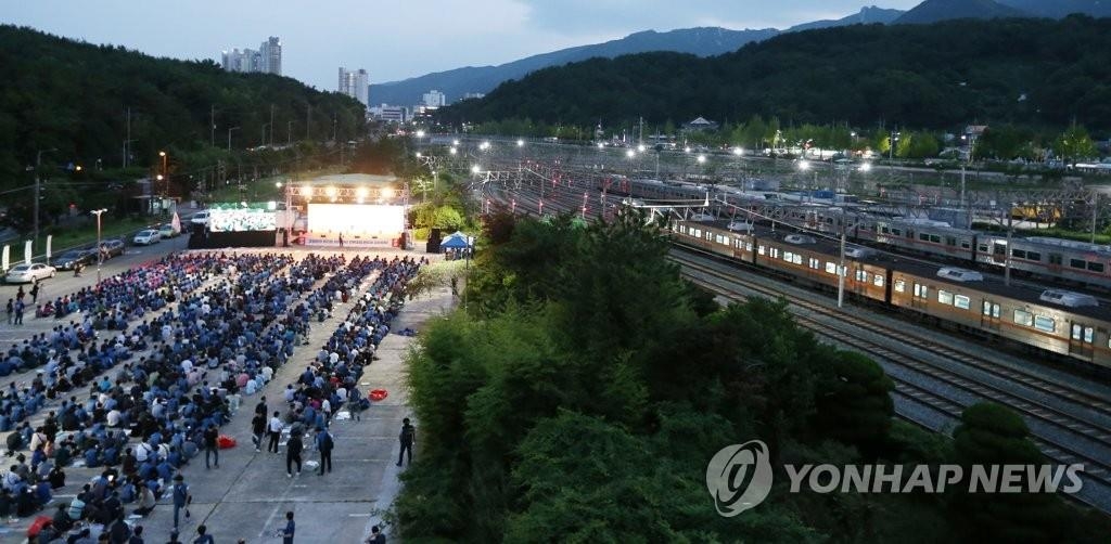Subway workers hold a rally at a train depot in the southeastern port city of Busan, July 9, 2019. (Yonhap)
