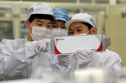 This undated photo provided by LG Chem Ltd. shows the company's researchers inspecting lithium-ion batteries. (PHOTO NOT FOR SALE) (Yonhap)