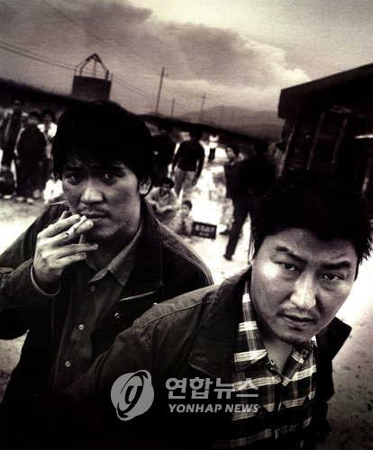 This undated photo shows a scene from the 2003 South Korean movie "Memories of Murder." Actor Song Kang-ho (R) plays detective Park Doo-man in the film about the Hwaseong murder cases. (PHOTO NOT FOR SALE) (Yonhap)