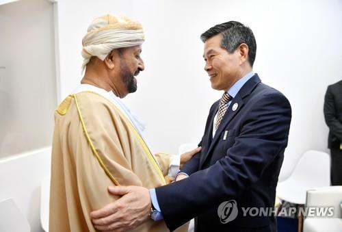 South Korean Defense Minister Jeong Kyeong-doo (R) shakes hands with his Omani counterpart, Sayyid Badr bin Saud, ahead of their bilateral meeting in the United Arab Emirates on Feb. 18, 2019, in this photo provided by the defense ministry. (PHOTO NOT FOR SALE) (Yonhap)