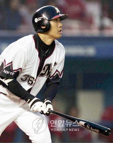 In this Kyodo News file photo from June 1, 2005, Lee Seung-yuop of the Chiba Lotte Marines watches the flight of his home run ball against the Hiroshima Toyo Carp in the bottom of the second inning of a Nippon Professional Baseball regular season game at ZOZO Marine Stadium in Chiba, Japan. (Yonhap)