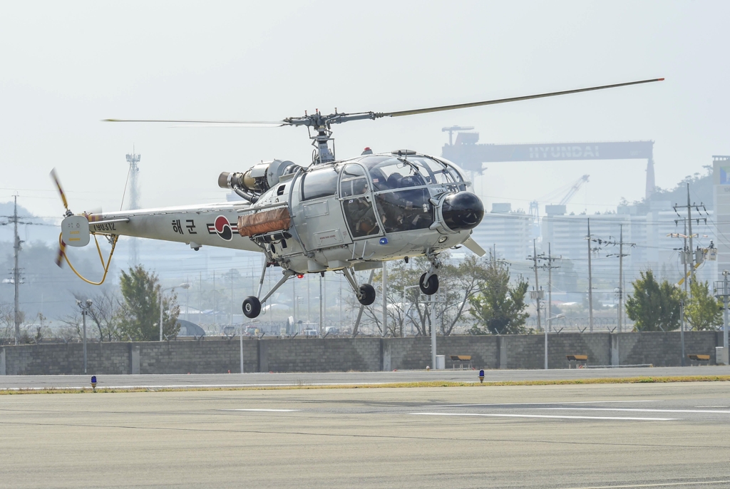 The South Korean Navy's Alouette chopper carries out its last missions on Nov. 7, 2019, in this photo provided by the Navy. (PHOTO NOT FOR SALE) (Yonhap)