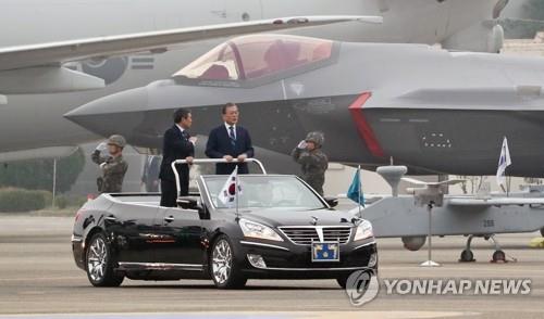 President Moon Jae-in (R) reviews an F-35A stealth fighter during a ceremony to mark the 71st Armed Forces Day at an Air Force base in Daegu, 300 kilometers southeast of Seoul, on Oct. 1, 2019, in this file photo. (Yonhap)