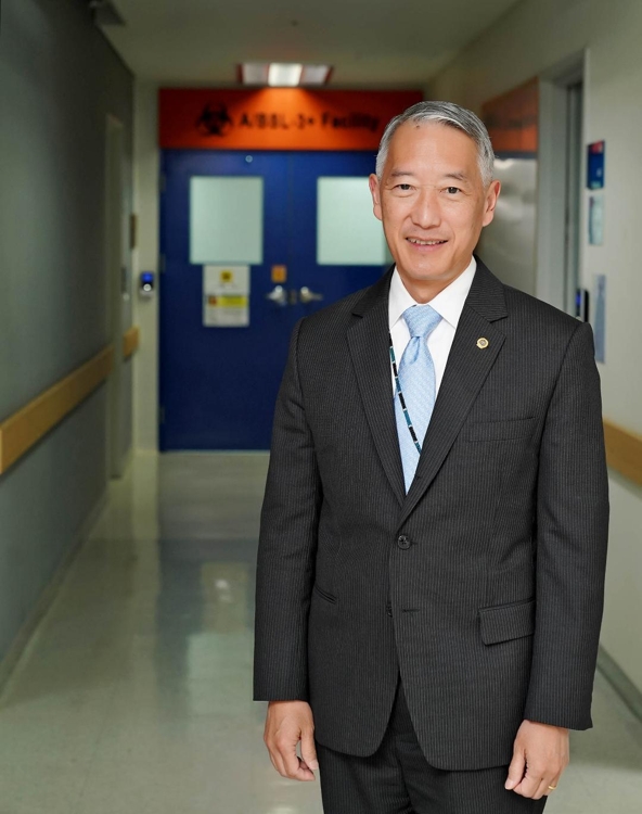 This file photo provided by International Vaccine Institute (IVI) shows its Director General Jerome Kim standing before a vaccine lab at the organization's main office in Seoul. (PHOTO NOT FOR SALE) (Yonhap)