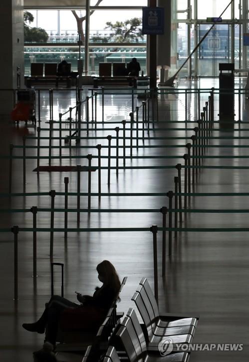 A check-in counter is almost deserted at the departure lobby of Incheon airport, west of Seoul, on March 24, 2020, one day after South Korea issued a "special travel advisory" calling on its citizens to cancel or postpone their trips abroad over the spread of the new coronavirus. (Yonhap) 