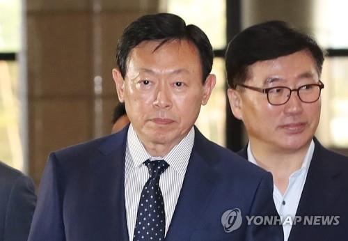 Lotte Group Chairman Shin Dong-bin arrives at Gimpo International Airport, western Seoul, to fly to Japan on Oct. 23, 2018. (Yonhap) 