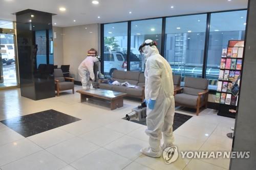 Health workers disinfect a lodging facility in Jeju on May 31, 2020, after a virus patient visited the building. (Yonhap) 