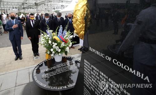 Defense Minister Jeong Kyeong-doo (3rd from L) bows during a ceremony commemorating Colombian troops' participation in the 1950-53 Korean War at the War Memorial of Korea museum in Seoul on June 26, 2020. (Yonhap)