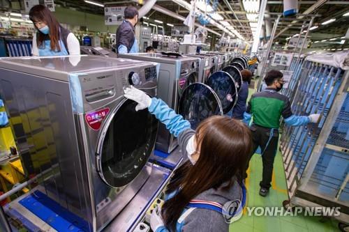 This photo provided by LG Electronics Inc. on April 10, 2020, shows workers at the company's dryer manufacturing plant in Changwon, South Korea. (PHOTO NOT FOR SALE) (Yonhap)
