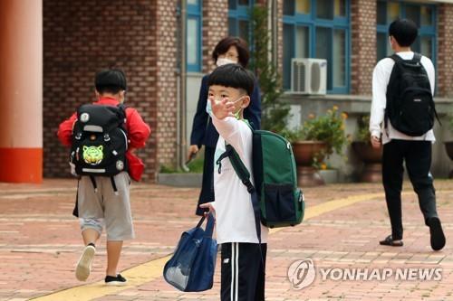A kid waves to his parent before class in an elementary school in Gwangju on Sept. 14, 2020. (Yonhap)
