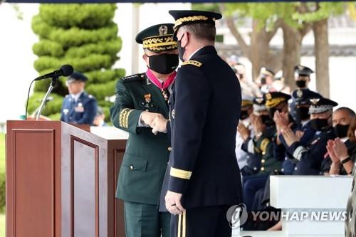 South Korean Joint Chiefs of Staff Chairman Gen. Park Han-ki (L) bumps his fist with U.S. Forces Korea Commander Gen. Robert Abrams during an honor guard ceremony held in Seoul on Sept. 17, 2020. (Yonhap)
