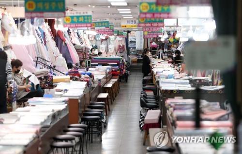 Shoppers are scarce at a mall of "hanbok" stores within Seomun Market, the largest traditional market in Daegu, southeastern South Korea, on Sept. 22, 2020, despite the approach of the Chuseok holiday. (Yonhap)