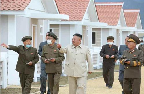 North Korean leader Kim Jong-un (C) visits South Hamgyong Province to inspect recovery work from recent back-to-back typhoons, in this photo disclosed by the Rodong Sinmun, the official newspaper of the country on Oct. 15, 2020. (For Use Only in the Republic of Korea. No Redistribution) (Yonhap)