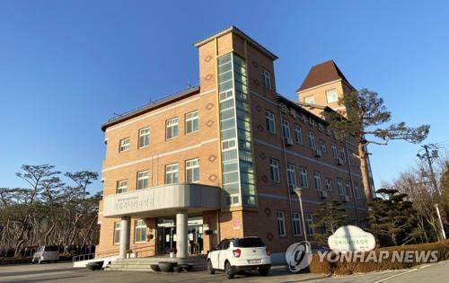 The entrance of Canaan Nursing Home in Gimje, southwestern South Korea, is closed on Dec. 15, 2020, after an outbreak of a coronavirus cluster infection there. (Yonhap)
