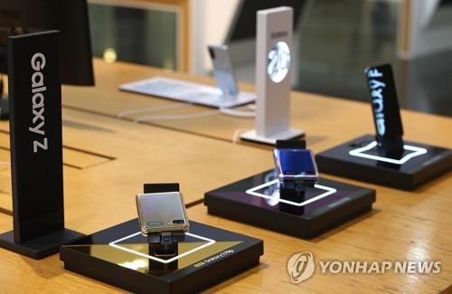 This file photo, taken on July 7, 2020, shows Samsung Electronics Co.s Galaxy Z foldable smartphone models displayed at a store in Seoul. (Yonhap)