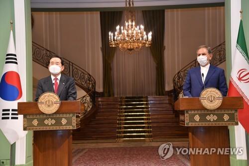 This photo, provided by the Prime Minister's Office, shows Prime Minister Chung Sye-kyun (L) and Iran's First Vice President Eshaq Jahangiri holding a joint press conference at the Sa'dabad Palace Complex in Tehran on April 11, 2021. (PHOTO NOT FOR SALE) (Yonhap)