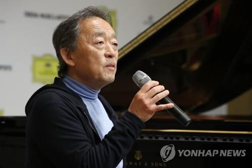 South Korean conductor and pianist Chung Myung-whun speaks at a news conference at Cosmos Art Hall in southern Seoul on April 22, 2021. (Yonhap)