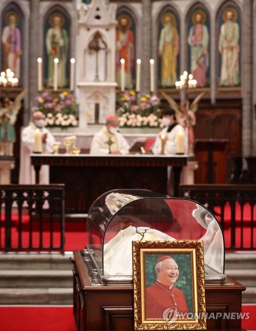 A Mass for the late Cardinal Nicholas Cheong Jin-suk is under way at Myeongdong Cathedral in Seoul in the wee hours of April 28, 2021. The cardinal died the previous day at age 89. (Yonhap) 