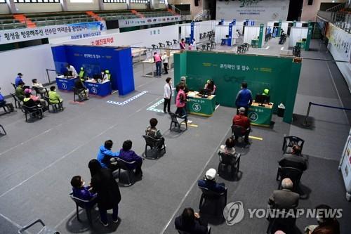 Elderly citizens wait in line to get vaccinated against COVID-19 at a state-run vaccination facility in Gangwon Province on April 29, 2021. (Yonhap)