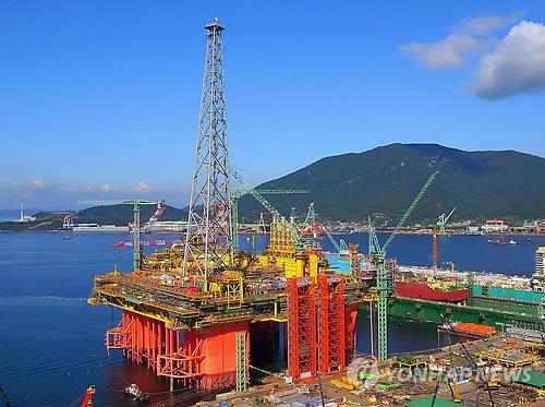 This file photo provided by Samsung Heavy Industries Co. shows an offshore plant being built by the shipbuilder. (PHOTO NOT FOR SALE) (Yonhap)
