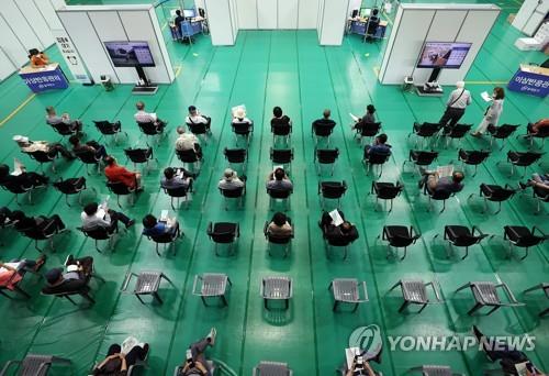 Citizens wait at a vaccination center to be monitored for possible side effects after receiving COVID-19 shots in Seoul on June 11, 2021. (Yonhap)