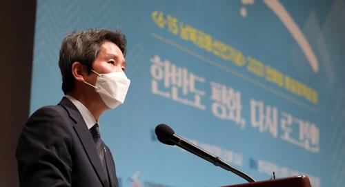 Unification Minister Lee In-young speaks during a forum to mark the 21st anniversary of the first-ever inter-Korean summit on June 15, 2021. (Yonhap)