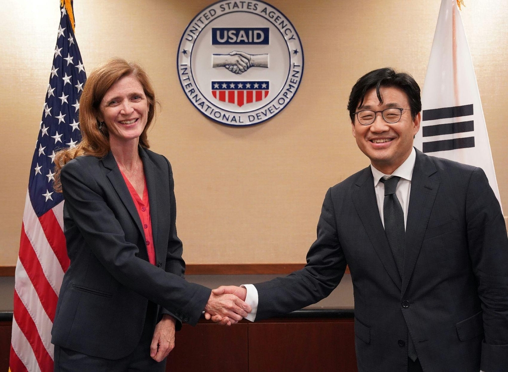 Second Vice Foreign Minister Choi Jong-moon (R) shakes hands with Samantha Power, chief of the United States Agency for International Development (USAID), during their meeting in Washington D.C. this week, in this photo provided by the foreign ministry on July 22, 2021. (PHOTO NOT FOR SALE) (Yonhap) 