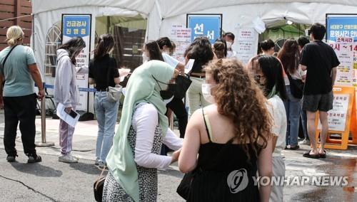 Foreign students attending South Korean universities wait to take COVID-19 tests in western Seoul on Aug. 11, 2021. (Yonhap)