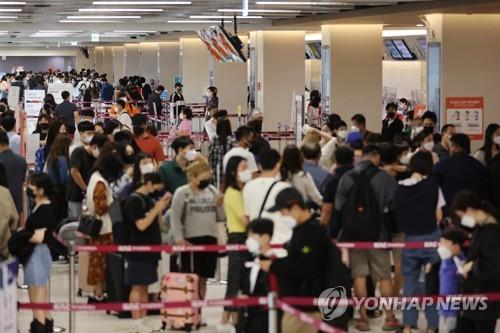 The domestic terminal of Gimpo International Airport in western Seoul is crowded with travelers on Sept. 17, 2021. (Yonhap)