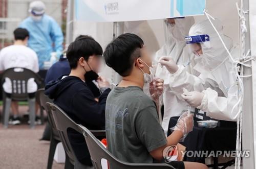 Students take a virus test in Dongsung High School in Jongno Ward, central Seoul, on Sept. 28, 2021, in this photo. (Pool photo) (Yonhap)