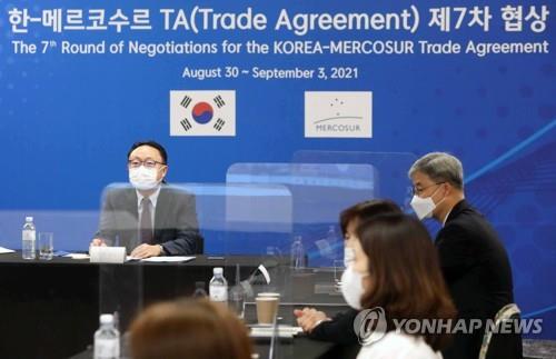 Lee Kyung-sik, a South Korean free trade agreement negotiator, has the seventh round of negotiations for the Korea-Mercosur trade agreement held via video link on Aug. 30, 2021, in this file photo provided by the Ministry of Trade, Industry, and Energy. (PHOTO NOT FOR SALE) (Yonhap)