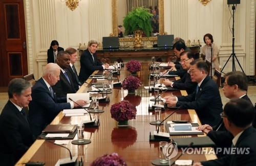 South Korean President Moon Jae-in (3rd from R) holds talks with U.S. President Joe Biden (2nd from L) at the White House in Washington on May 21, 2021. (Yonhap)