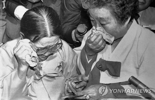 In this 1985 file photo provided by the National Archives of Korea, the first-ever reunion event for families separated by the 1950-53 Korean War is under way in Pyongyang. (PHOTO NOT FOR SAL)(Yonhap) 