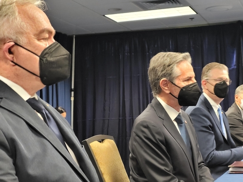 U.S. Secretary of State Antony Blinken (2nd from L) speaks at the opening of his bilateral meeting with South Korean Foreign Minister Chung Eui-yong in Honolulu on Feb. 12, 2022. (Yonhap)