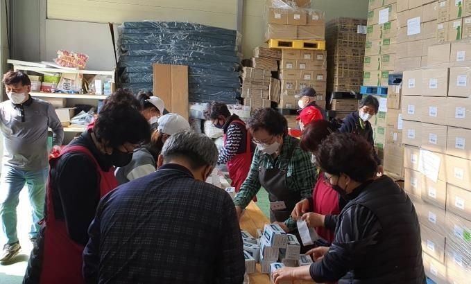 Workers from Global Life Sharing, a Seoul-based nonprofit group, package medicine and other medical supplies to be donated to Ukraine in Ansan, Gyeonggi Province, on April 11, 2022, in this photo provided by the group. (PHOTO NOT FOR SALE) (Yonhap)