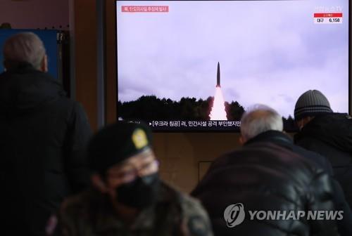 This Feb. 27, 2022, file photo shows a news report on North Korea's launch of a ballistic missile being aired on a television at Seoul Station. (Yonhap)