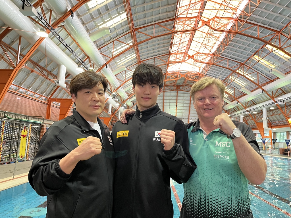 South Korean swimmer Hwang Sun-woo (C) is flanked by coaches Jeon Dong-hyun (L) and Ian Pope after a training session in Melbourne, in this photo provided by the Korea Swimming Federation on May 10, 2022. (PHOTO NOT FOR SALE) (Yonhap)