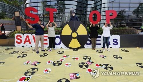 Protestors from civic groups stage a protest rally in front of the Japanese Embassy in Seoul on May 20, 2022, to voice their objection to Japan's decision to discharge water into the sea containing radioactive materials stored at the Fukushima nuclear power plant. (Yonhap)