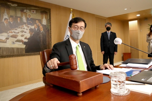 BOK Gov. Rhee Chang-yong presides over a rate-setting meeting on May 26, 2022, in this photo provided by the central bank. (PHOTO NOT FOR SALE) (Yonhap)