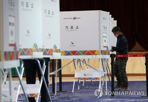 A voter enters a polling booth to mark his ballots for the local elections at a polling station in Seoul on June 1, 2022. (Yonhap)