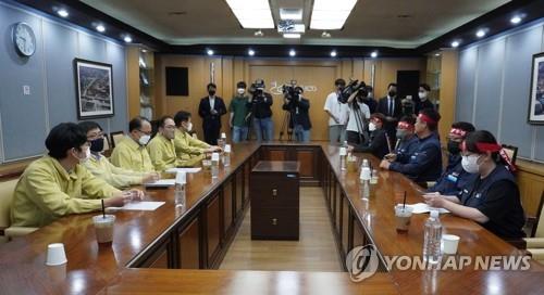 Officials from the transport ministry and representatives from the Cargo Truckers Solidarity attend a meeting in Uiwang, Gyeonggi Province, on June 14, 2022. (Yonhap)