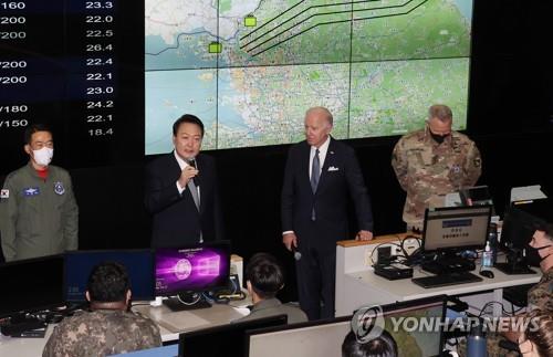This photo, taken on May 22, 2022, shows Presidents Yoon Suk-yeol (2nd from L) and Joe Biden visiting an air force operational center in Pyeongtaek, 70 kilometers south of Seoul. (Yonhap)