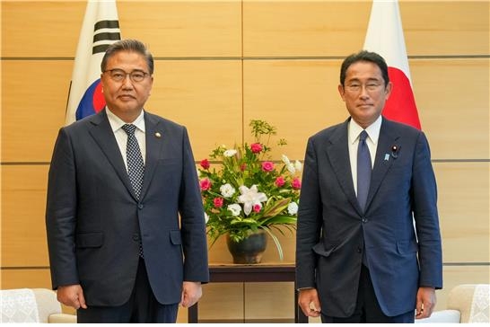 South Korean Foreign Minister Park Jin (L) and Japanese Prime Minister Fumio Kishida pose for a photo during their meeting at Kishida's official residence in Tokyo on July 19, 2022, in this photo provided by Seoul's foreign ministry. (PHOTO NOT FOR SALE) (Yonhap)