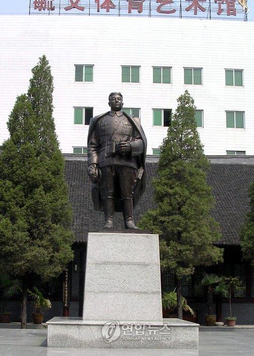 This Sept. 1, 2010, file photo, provided by the Sejong Institute researcher Cheong Seong-chang, shows the statue of the North Korean founder Kim Il-sung at Yuwen Middle School in Jilin, China. (PHOTO NOT FOR SALE) (Yonhap)