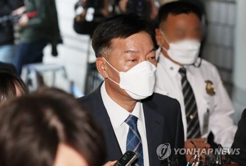 Former Coast Guard Commissioner General Kim Hong-hee enters the Seoul Central District Court on Oct. 21, 2022. (Yonhap) 