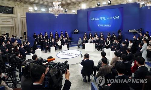 President Yoon Suk-yeol and 100 public panelists hold an inaugural meeting to check the progress of the Yoon administration's key policy tasks at the guesthouse of Cheong Wa Dae, the former presidential office, in Seoul on Dec. 15, 2022. The meeting was aired live for 100 minutes. (Pool photo) (Yonhap)