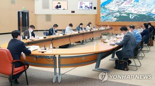 This file photo, provided by the industry ministry, shows government officials having a meeting with officials from steelmaker POSCO on the European Union's Carbon Border Adjustment Mechanism on Aug. 26, 2021. (PHOTO NOT FOR SALE) (Yonhap)