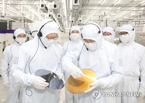 Finance Minister Choo Kyung-ho (R, front) visits Samsung Electronics Co.'s chip plant in Pyeongtaek, Gyeonggi Province, on April 7, 2023, in this file photo released by the Ministry of Economy and Finance. (PHOTO NOT FOR SALE) (Yonhap)